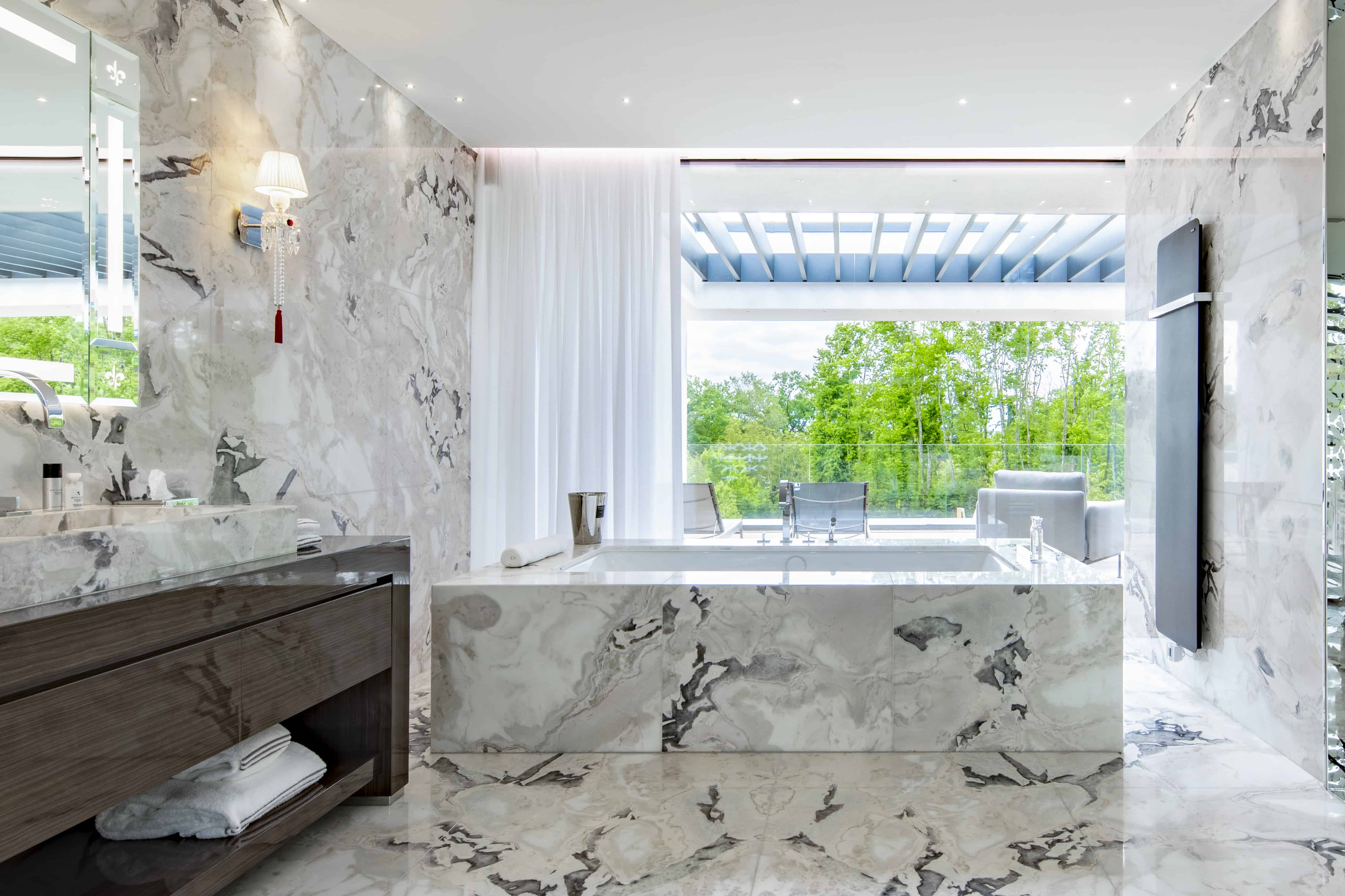 luxury hotel bathrooms